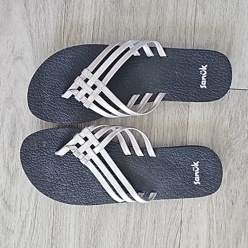 Sanuk Silver yoga mat flip flop sandals. Size 9